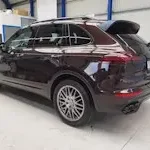 Ein weinroter, aufbereiteter Porsche, Ansicht von hinten