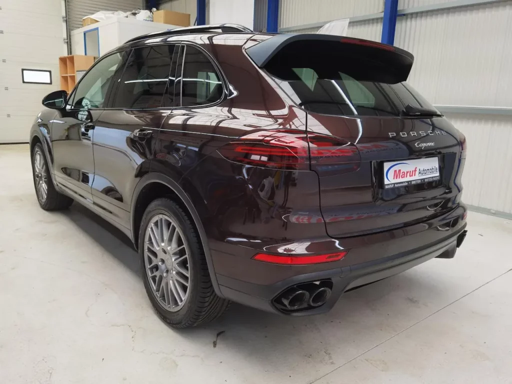 Aufbereiteter, weinroter Porsche Cayenne